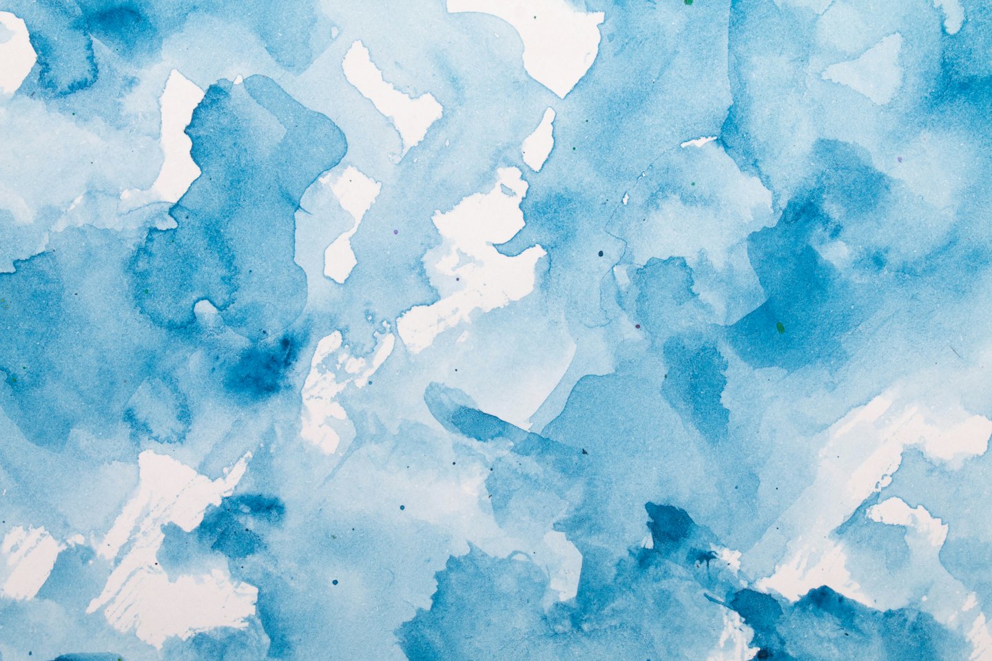 Abstrakte blaue und weiße Aquarellmalerei mit fließenden Pinselstrichen.